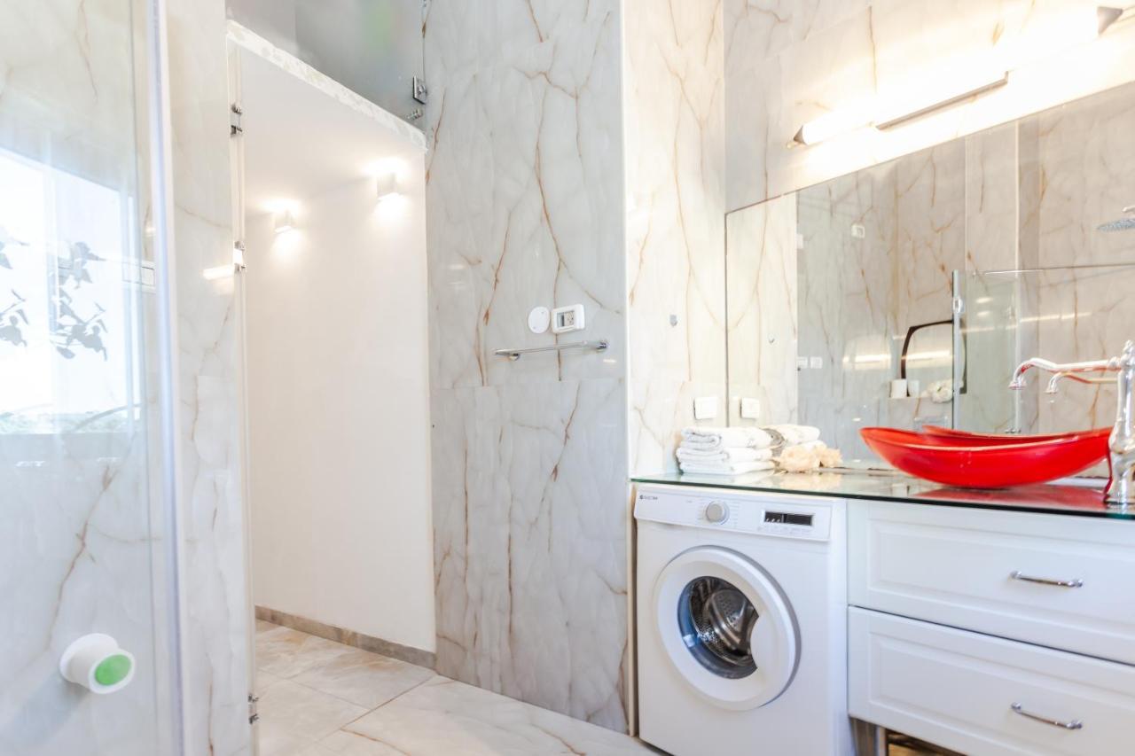 Rabin Square Elegant One Bedroom Căn hộ
